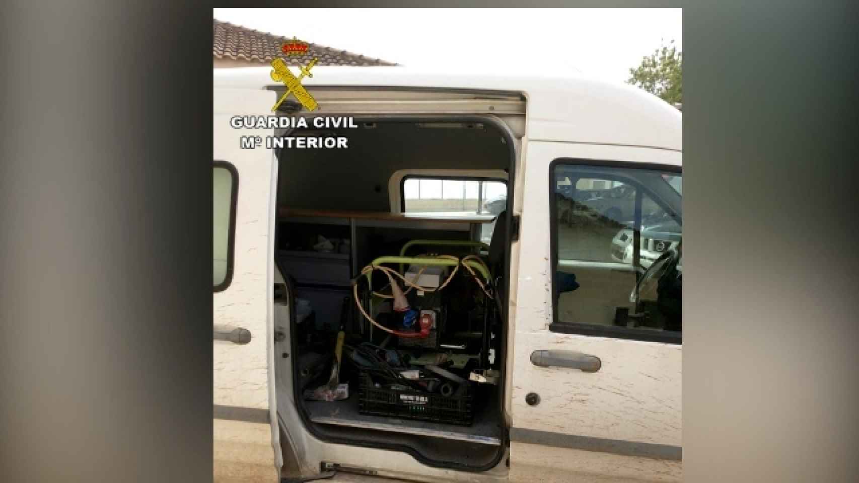 Una desalobradora habilitada en una furgoneta que fue intervenida por la Guardia Civil.