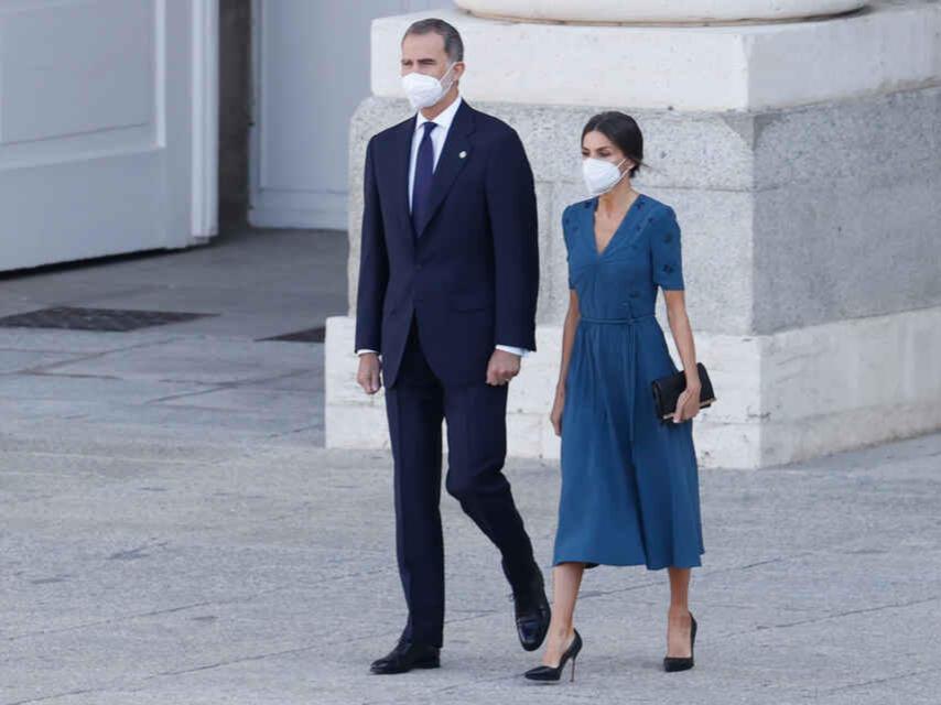 La reina eligió cuidadosamente el color azul para homenajear a los sanitarios.