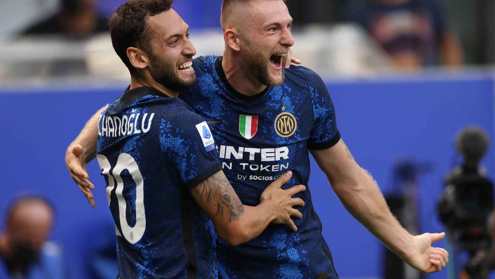 Hakan Çalhanoglu y Milan Skriniar celebran un gol con el Inter.