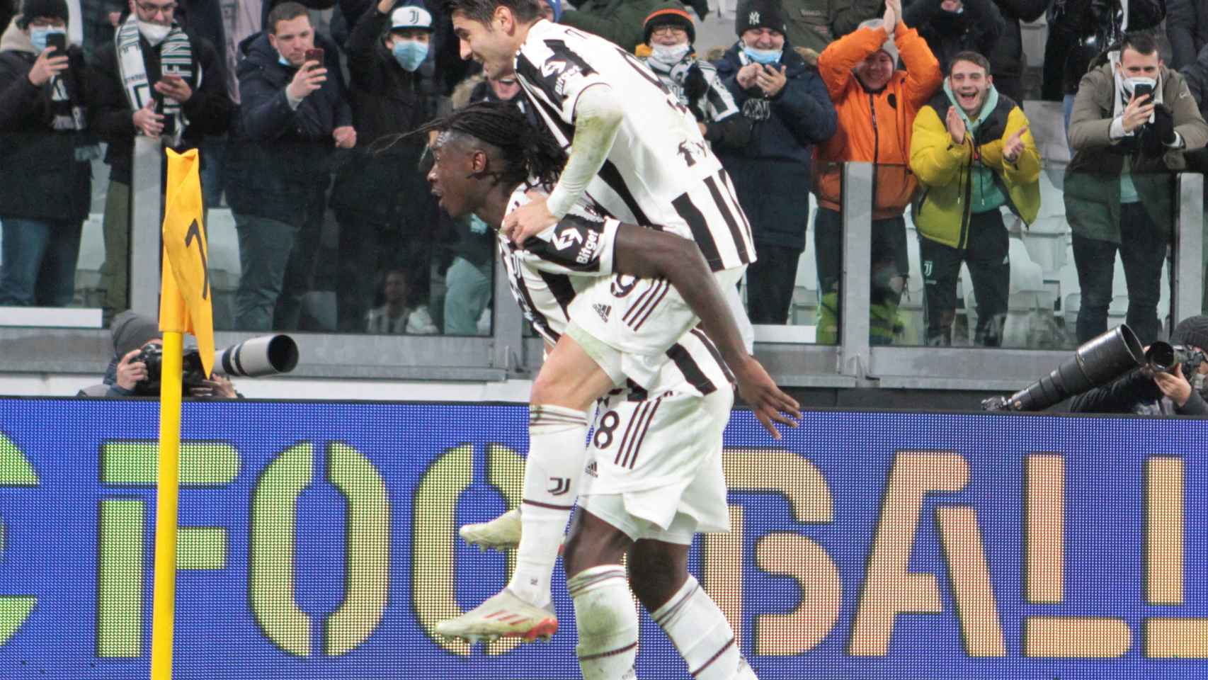Moise Kean y Álvaro Morata celebran un gol con la Juventus.