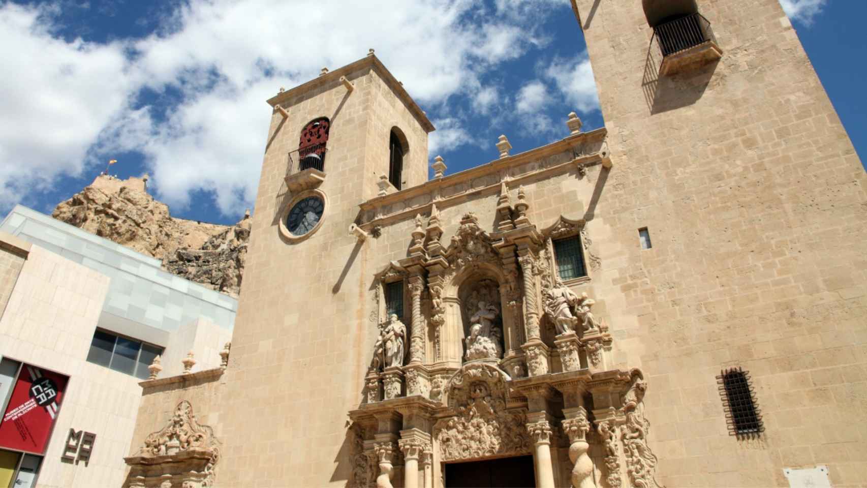 Basílica de Santa María en la plaza de Santa María, Alicante.