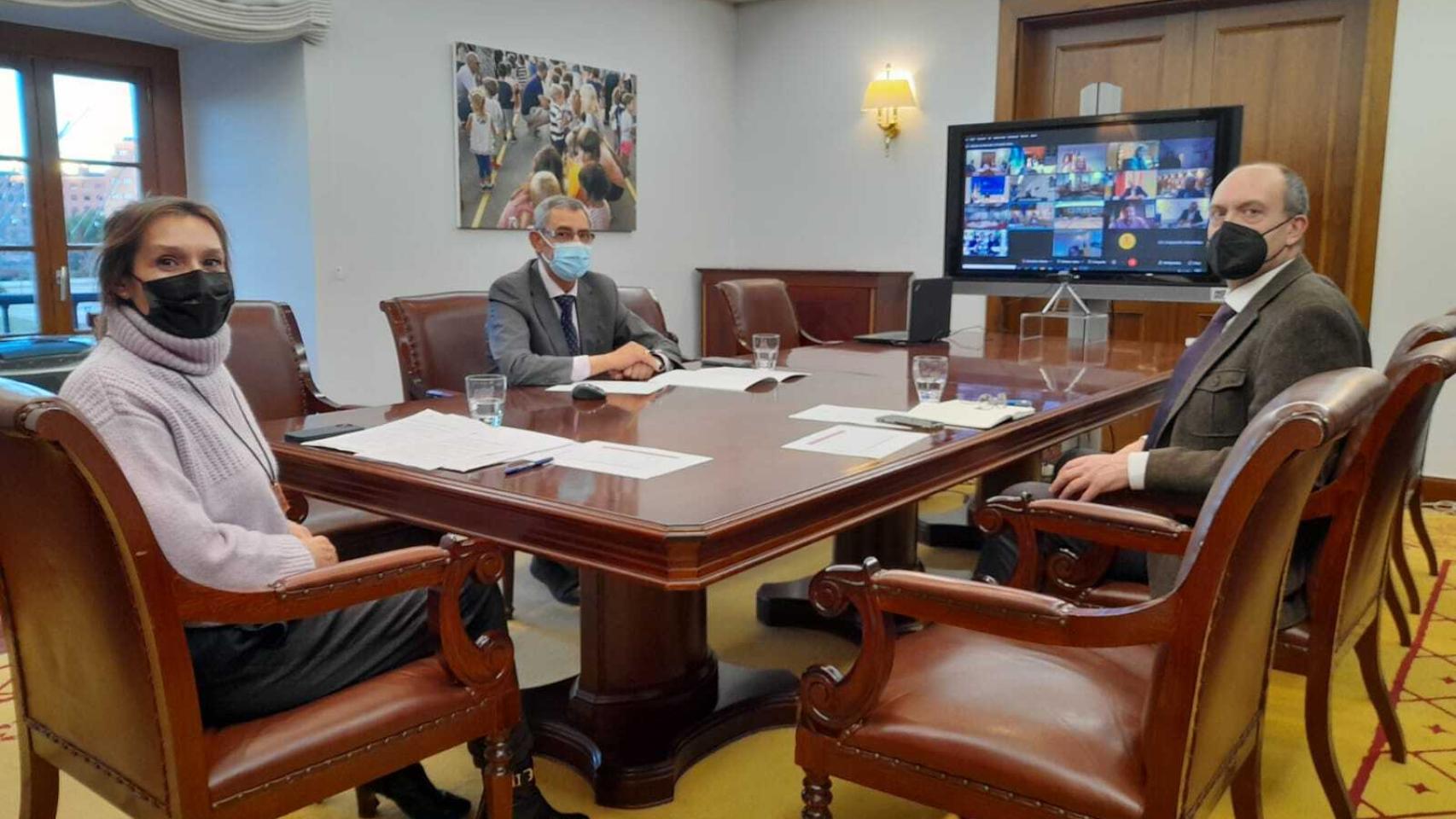 Rocío Lucas, consejera de Educación, durante la reunión