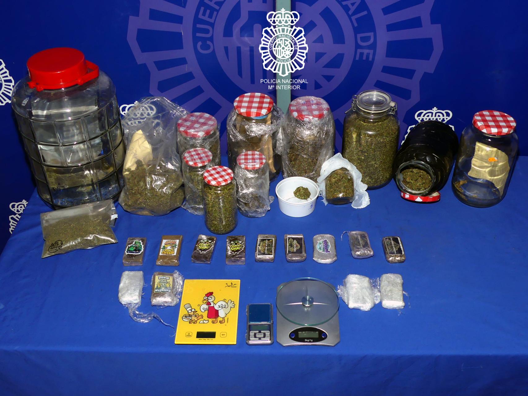 Droga y dinero intervenidos por la Policía Nacional