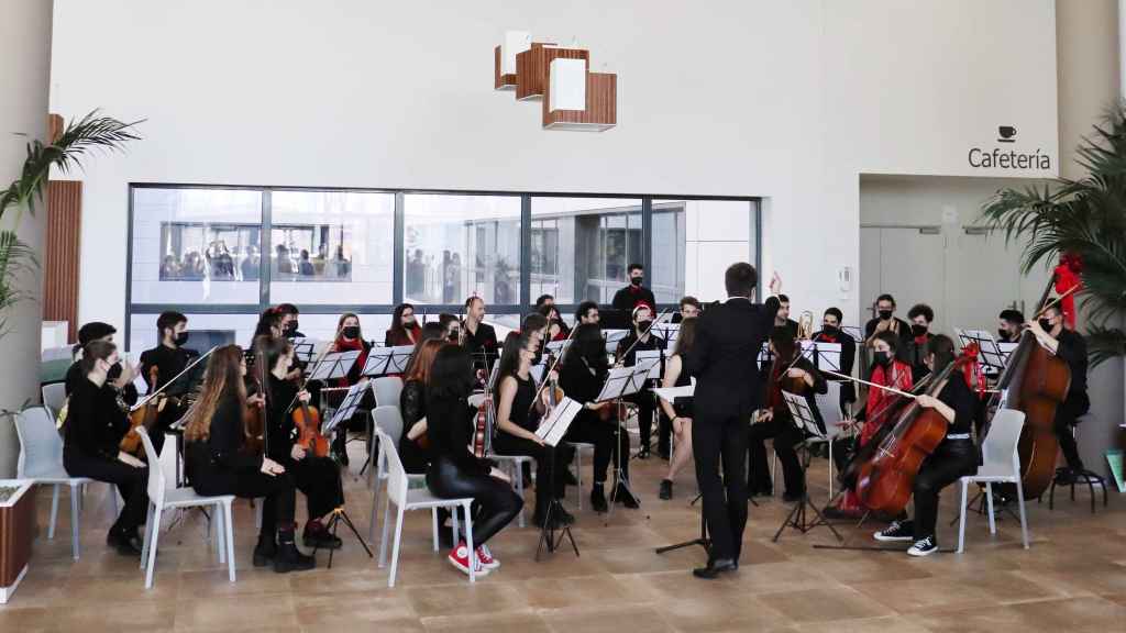 Concierto de la Orquesta Alana en el hall del nuevo Hospital de Salamanca