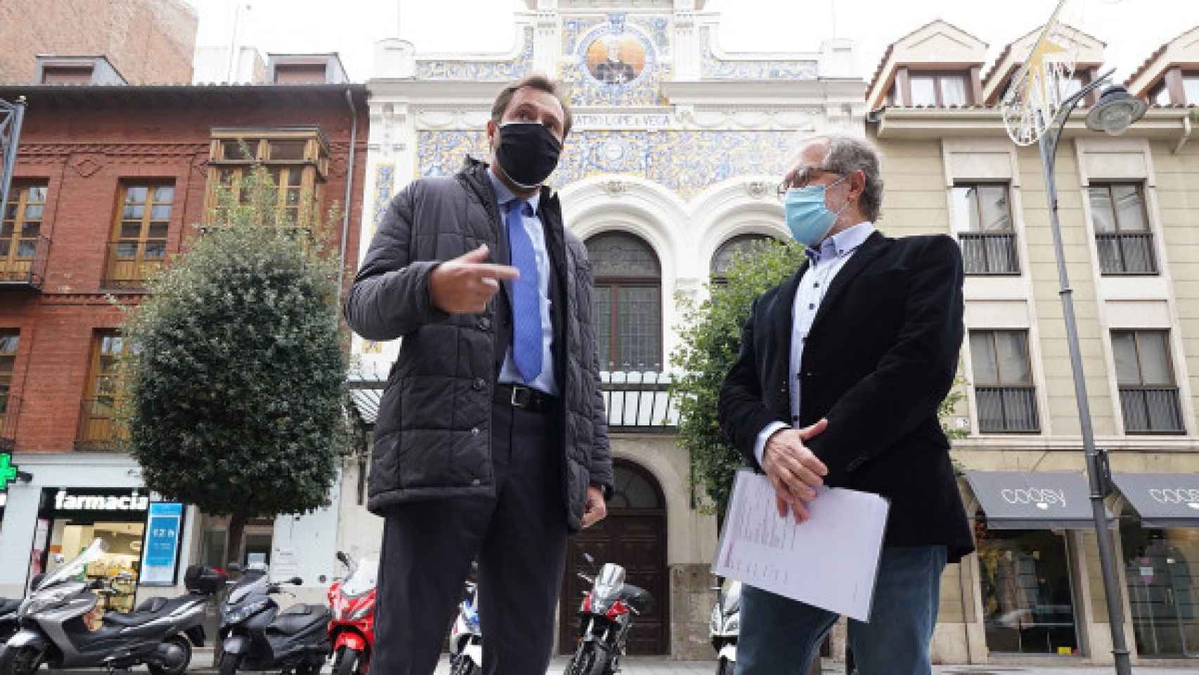 El alcalde de Valladolid, Óscar Puente, junto al concejal de Urbanismo, Manuel Saravia, delante del Teatro Lope de Vega