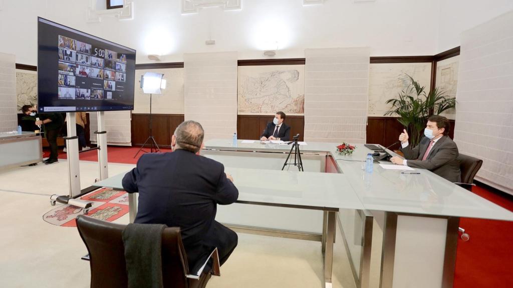 Alfonso Fernández Mañueco, junto al consejero de Sanidad en la Conferencia de Presidentes