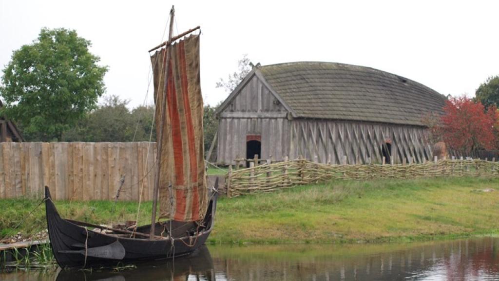Reconstrucción de una casa y un barco vikingo en la localidad danesa de Ribe