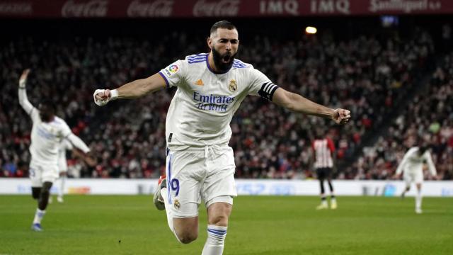 Karim Benzema celebra uno de sus goles al Athletic Club en San Mamés