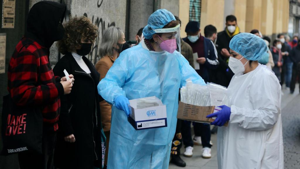 Dos sanitarias recogen test de Covid-19 de las personas que hacen cola en el Centro de Salud.