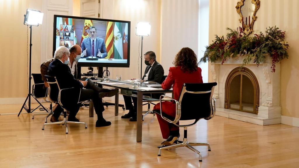 Isabel Díaz Ayuso, presidenta de la Comunidad de Madrid, atiende a Pedro Sánchez junto a sus consejeros de Justicia y Sanidad.