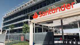 El Banco Santander y emovili han firmado un acuerdo para electrificar la flota de renting.