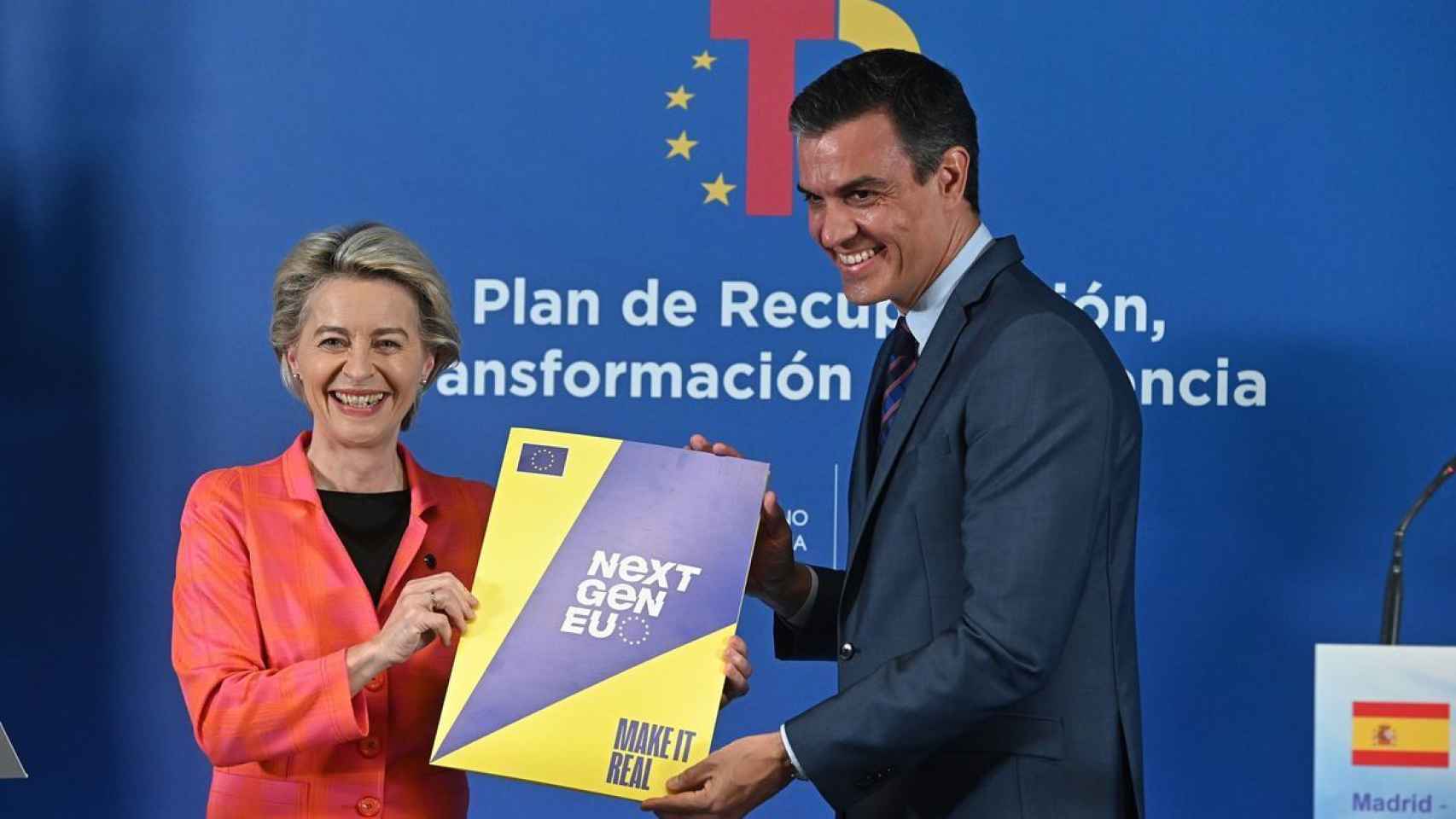 El presidente del Gobierno, Pedro Sánchez, y la presidenta de la Comisión Europea, Ursula von der Leyen, en una comparecencia conjunta en la sede de Red Eléctrica de España.