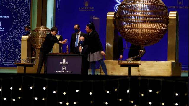 Los niños de San Ildefonso en el sorteo de la Lotería de Navidad.