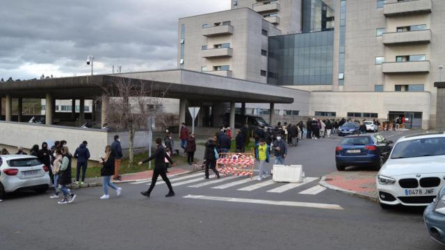 Las colas en el Clínico para someterse a una prueba PCR este miércoles.