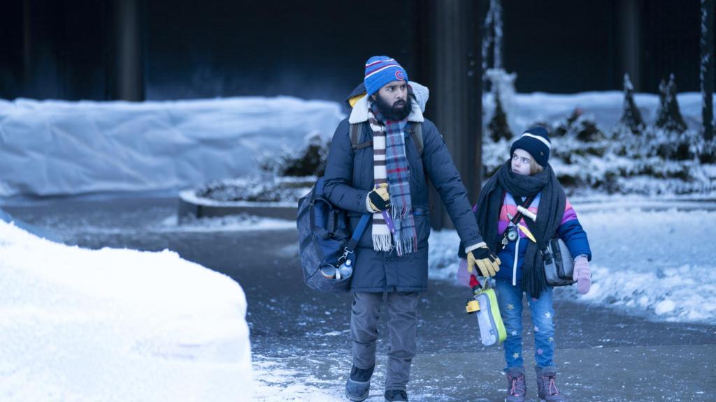 HImesh Patel y Matilda Lawles protagonizan el primer episodio de la serie.