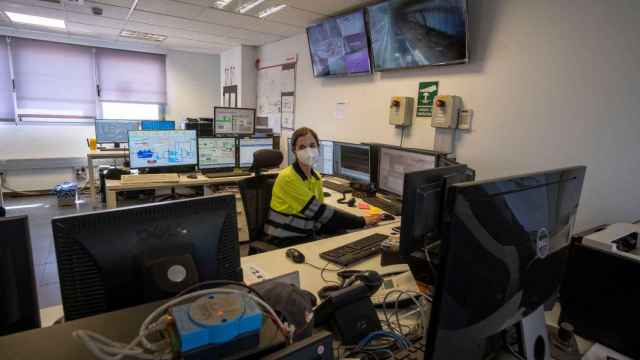 Mujer trabajando en las oficinas de Ence