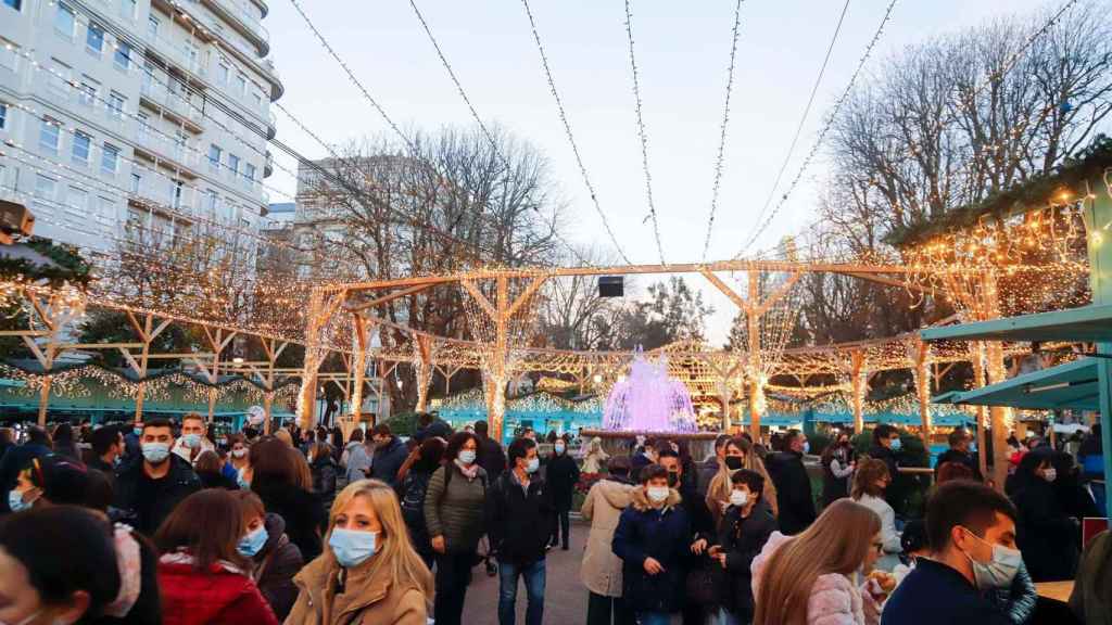 Un grupo de personas pasea por las calles de Vigo esta Navidad.