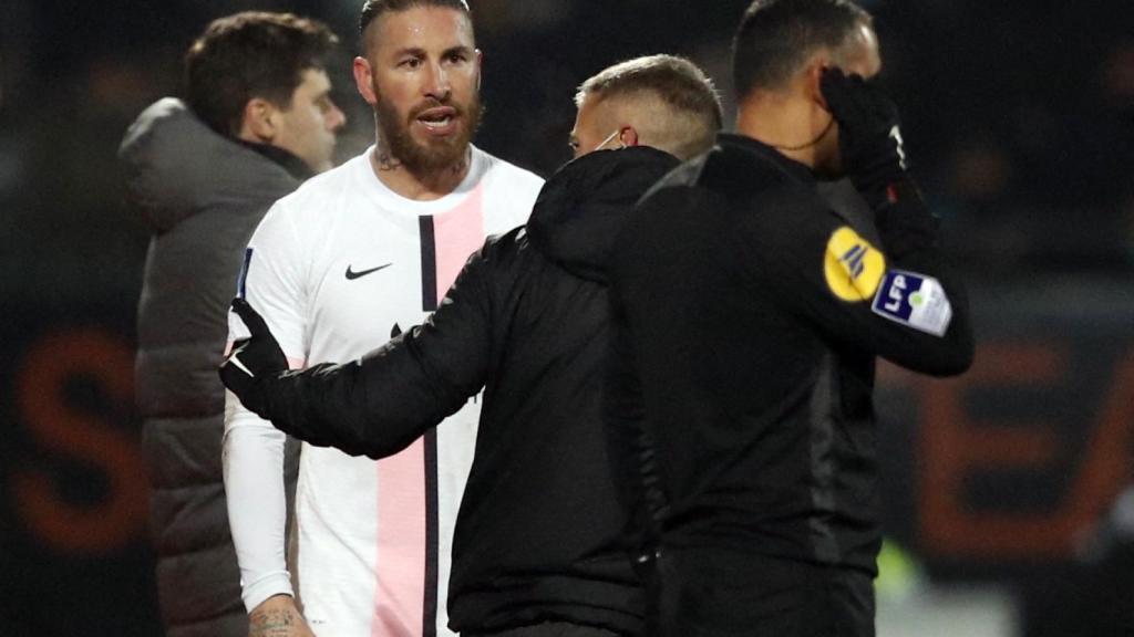 Sergio Ramos se queja por la segunda amarilla que vio ante el Lorient.