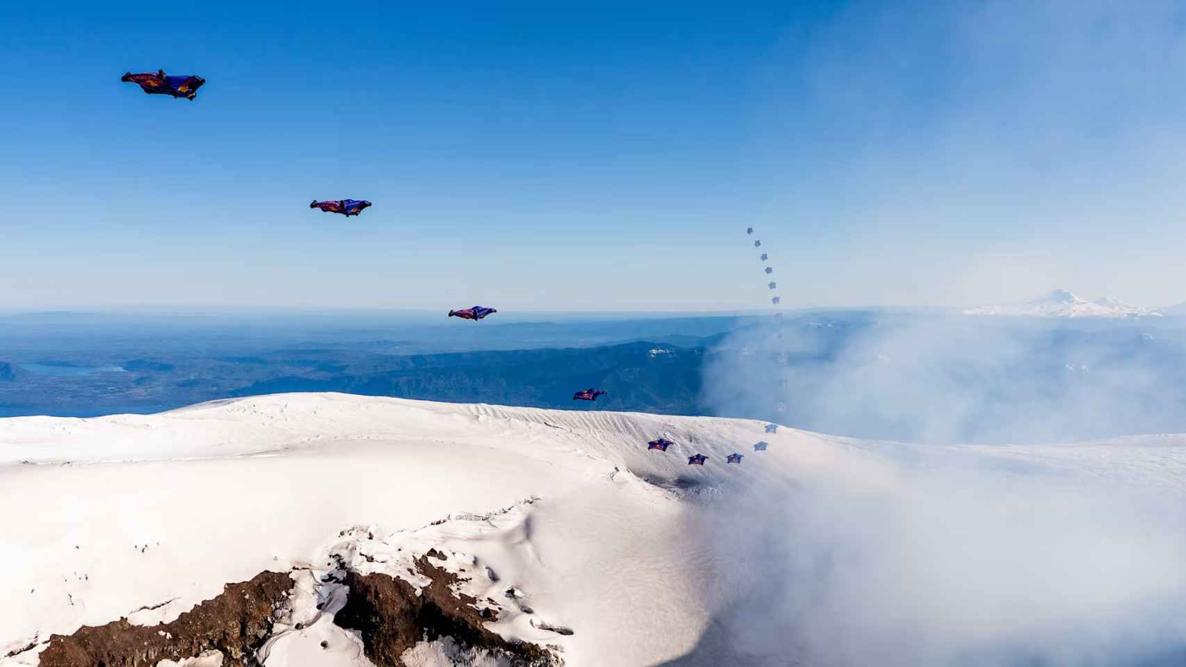 El vuelo de Sebastian 'Ardilla' Álvarez sobre el volcán.