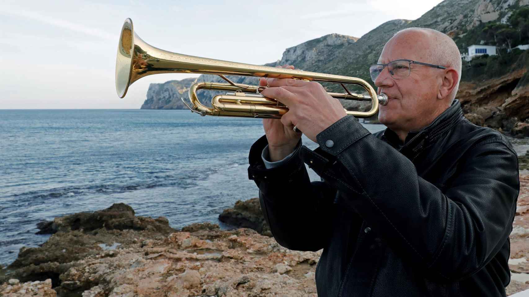 El alcalde de Denia, Vicent Grimalt, posando con la trompeta para el reportaje de Efe.