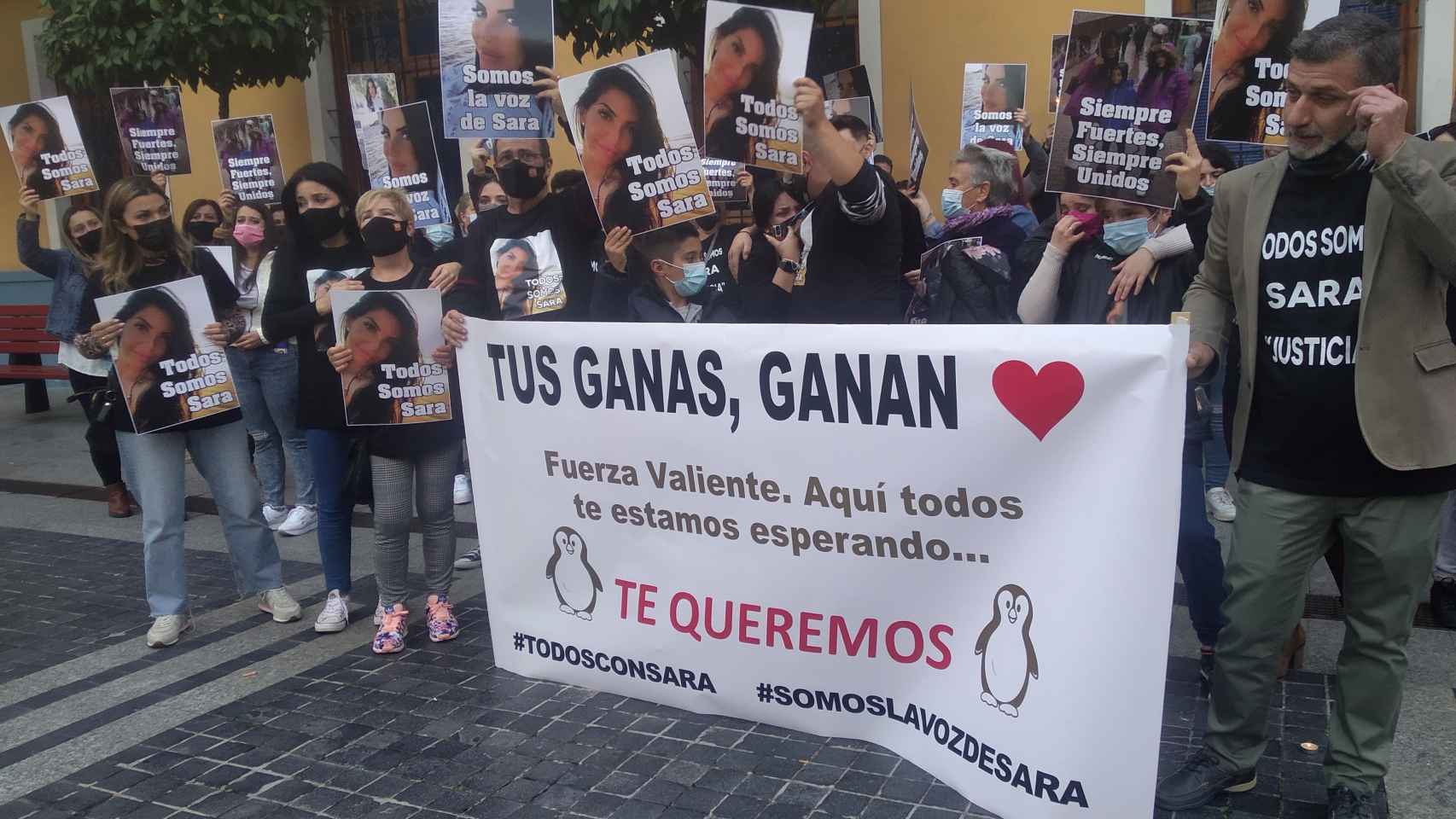 Cientos de vecinos celebraron una concentración en la plaza del Ayuntamiento de Alcantarilla en apoyo a la familia de Sara.