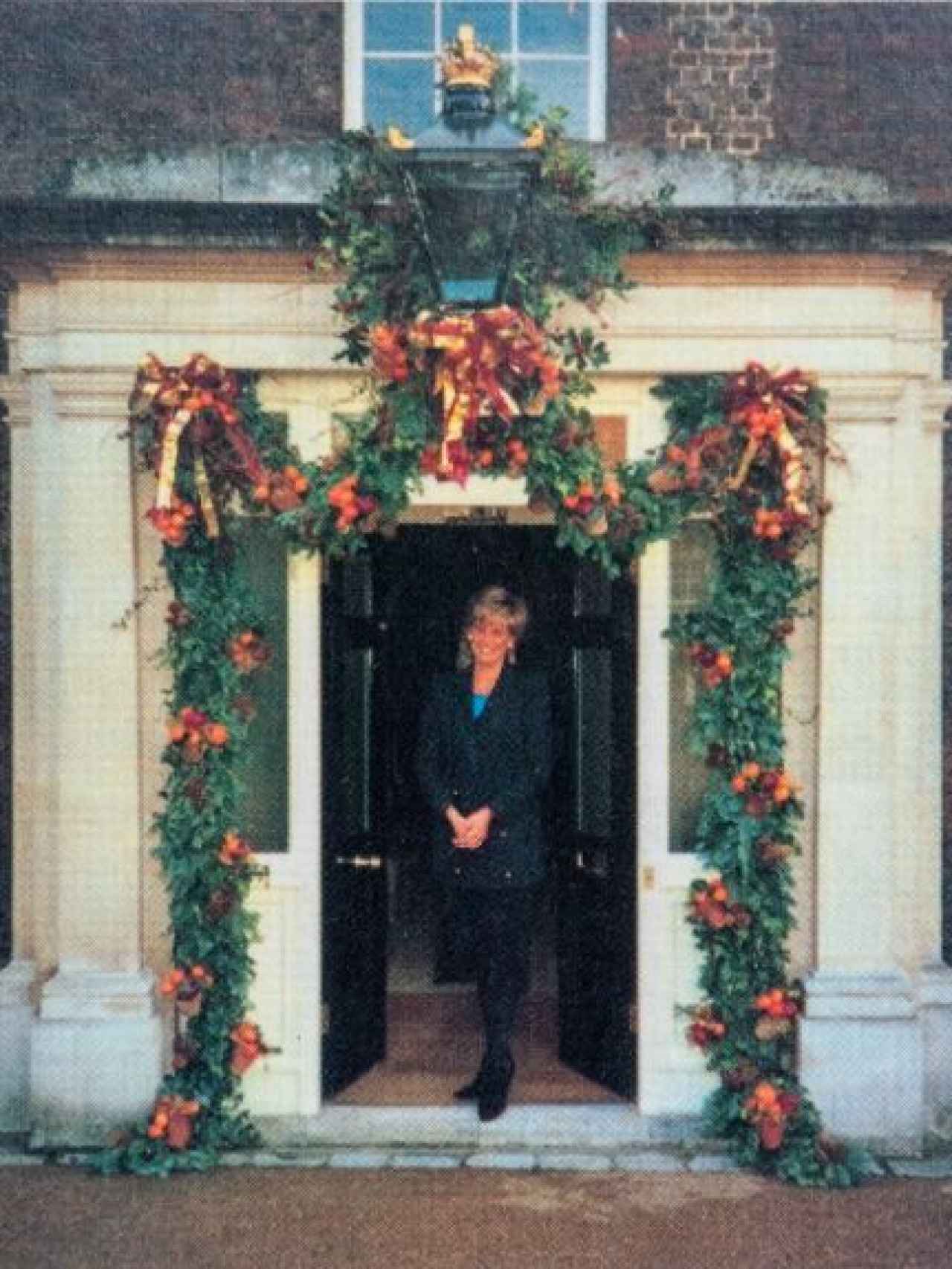 Lady Di, bajo la decoración navideña de la puerta de su residencia.