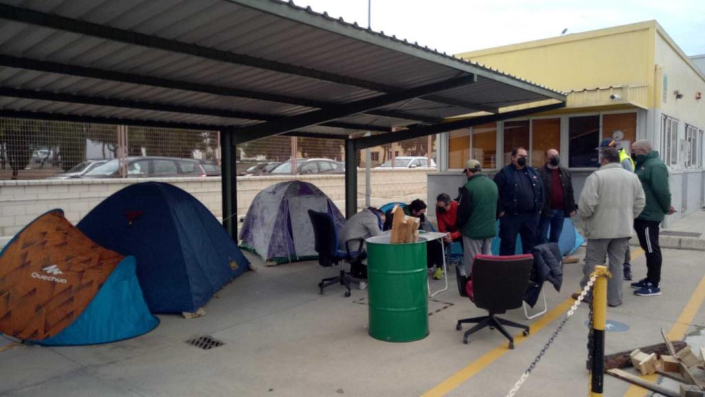 Trabajadores de Zumosol encerrados en la fábrica.