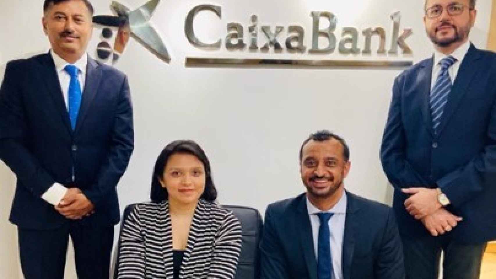 Equipo de CaixaBank en su oficina de Nueva Delhi.