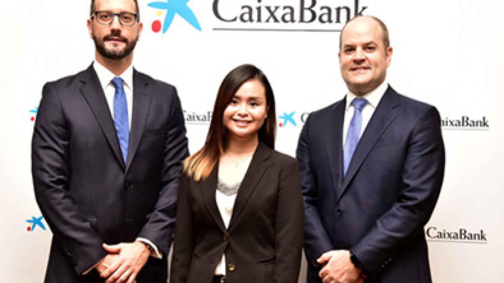 Equipo de CaixaBank en la oficina de Singapur.