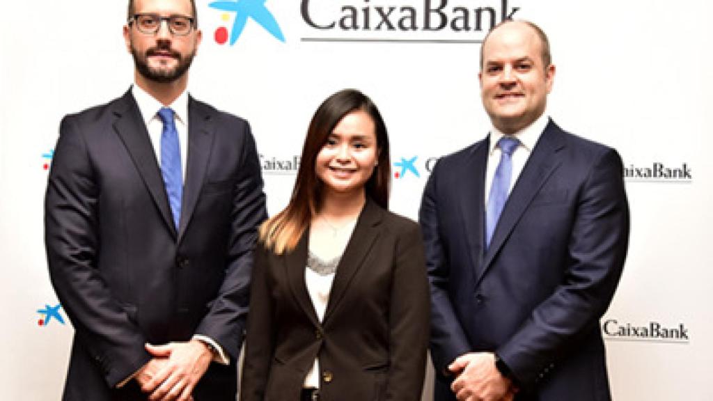 Equipo de CaixaBank en la oficina de Singapur.