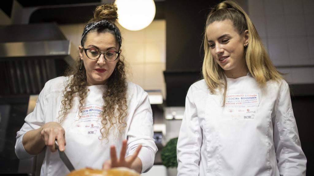 Las pasteleras Begoña (izquierda) e Irene (derecha) observan uno de los roscones durante la cata.