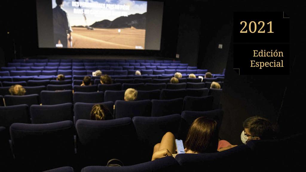 Sala de cine con distancia de seguridad y mascarilla.