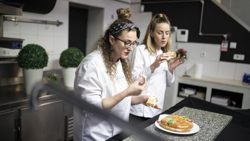 Las pasteleras Begoña e Irene analizando un roscón.