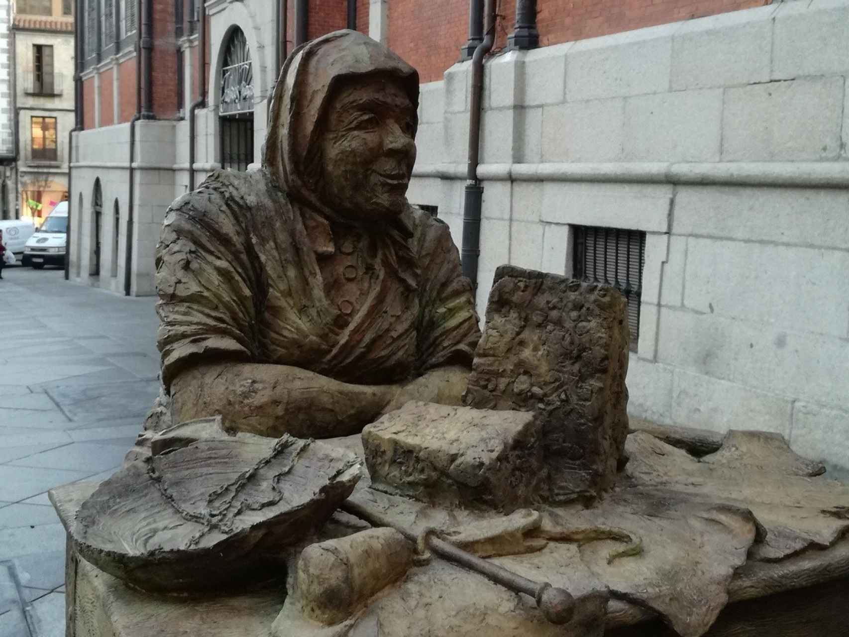 Escultura en la Plaza del Mercado de Salamanca homenaje a las turroneras de La Alberca