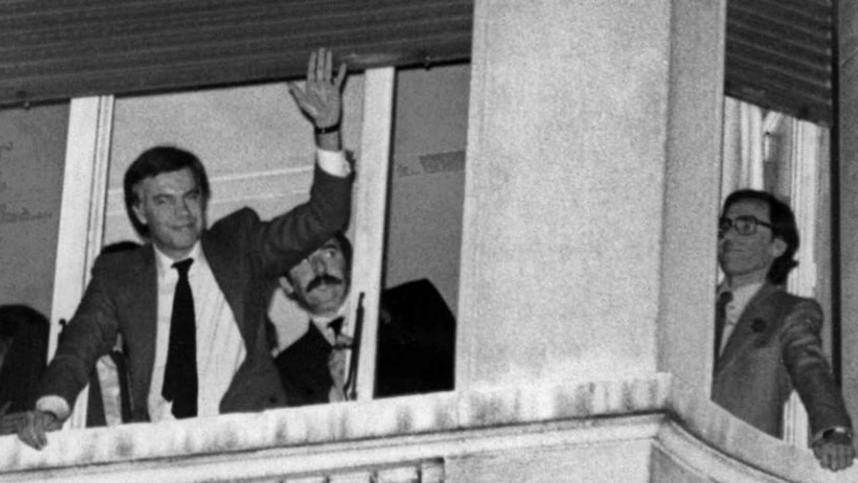Felipe González (con Alfonso Guerra a la derecha) saludando desde le Hotel Palace tras ganar las elecciones en 1982.