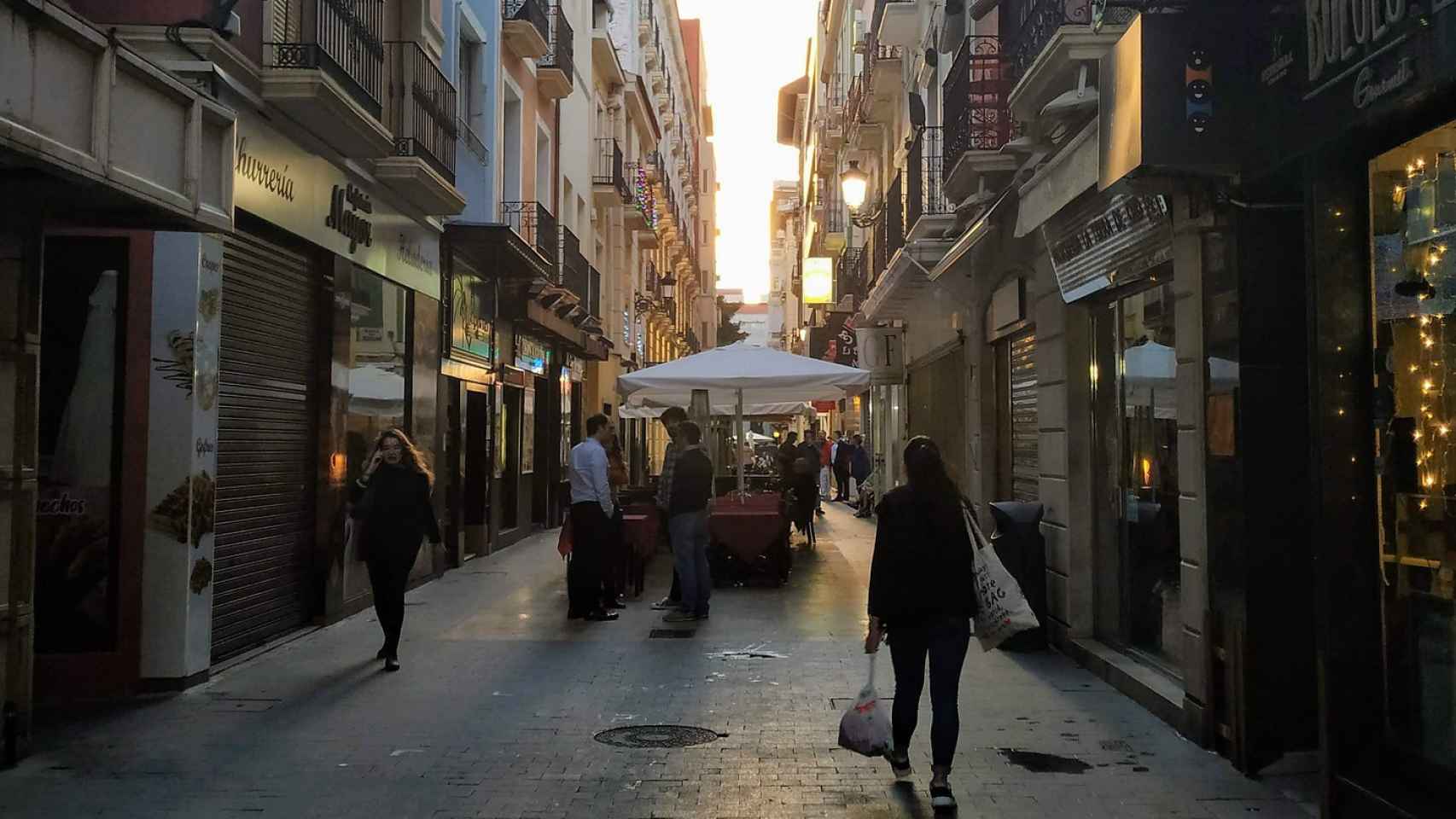 Escasa actividad económica en la calle Mayor de Alicante durante las restricciones.