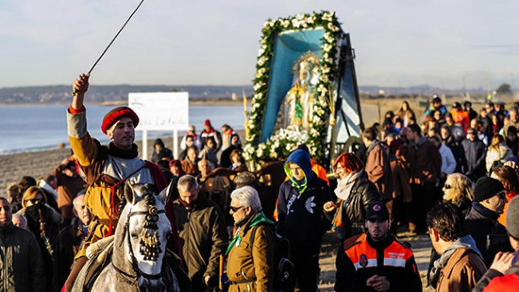 Tradicional comienzo de la carrera a acaballo del guardacostas Cantó.