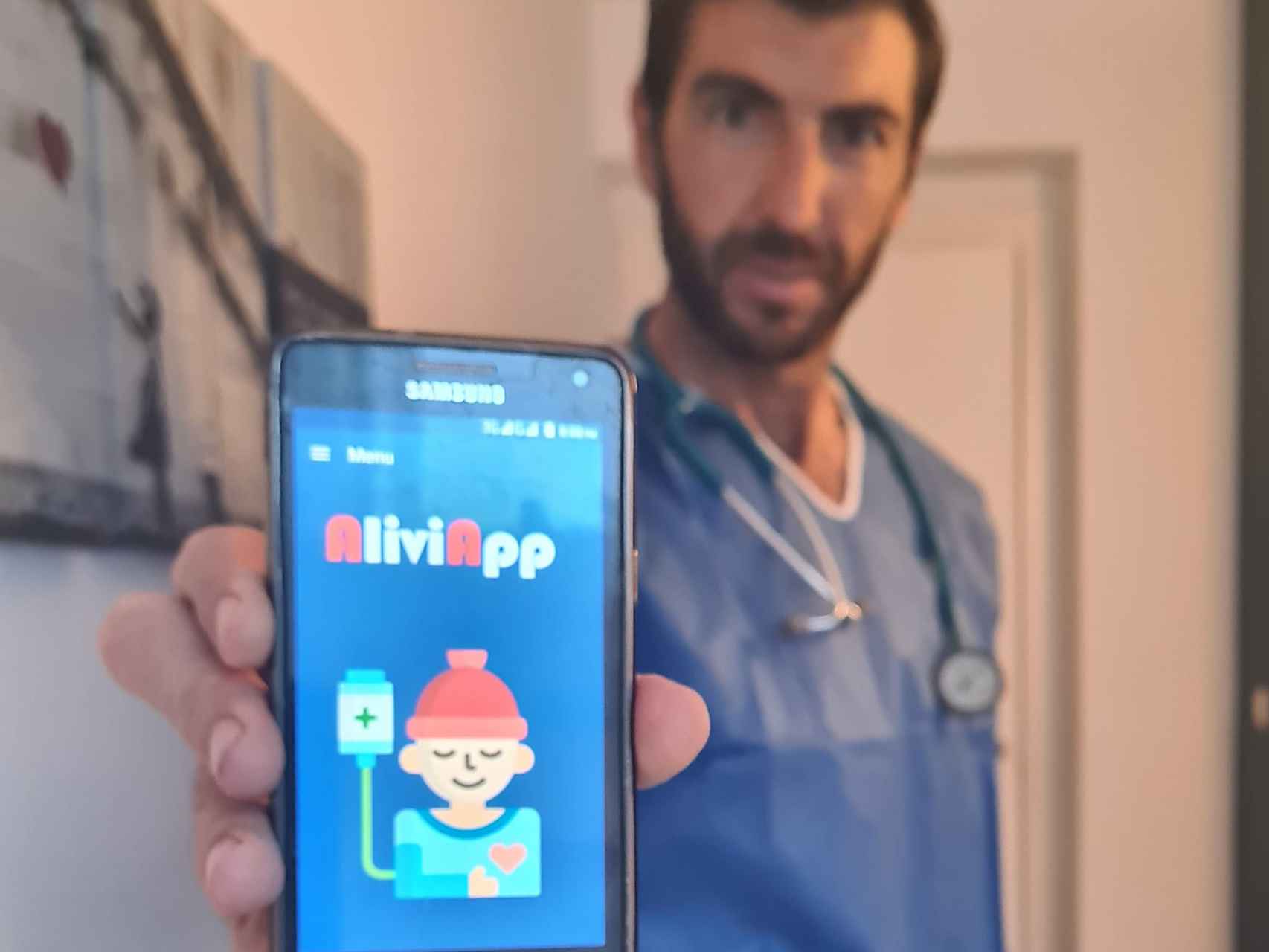 Francisco López, enfermero del Hospital Río Hortega de Valladolid, con su App