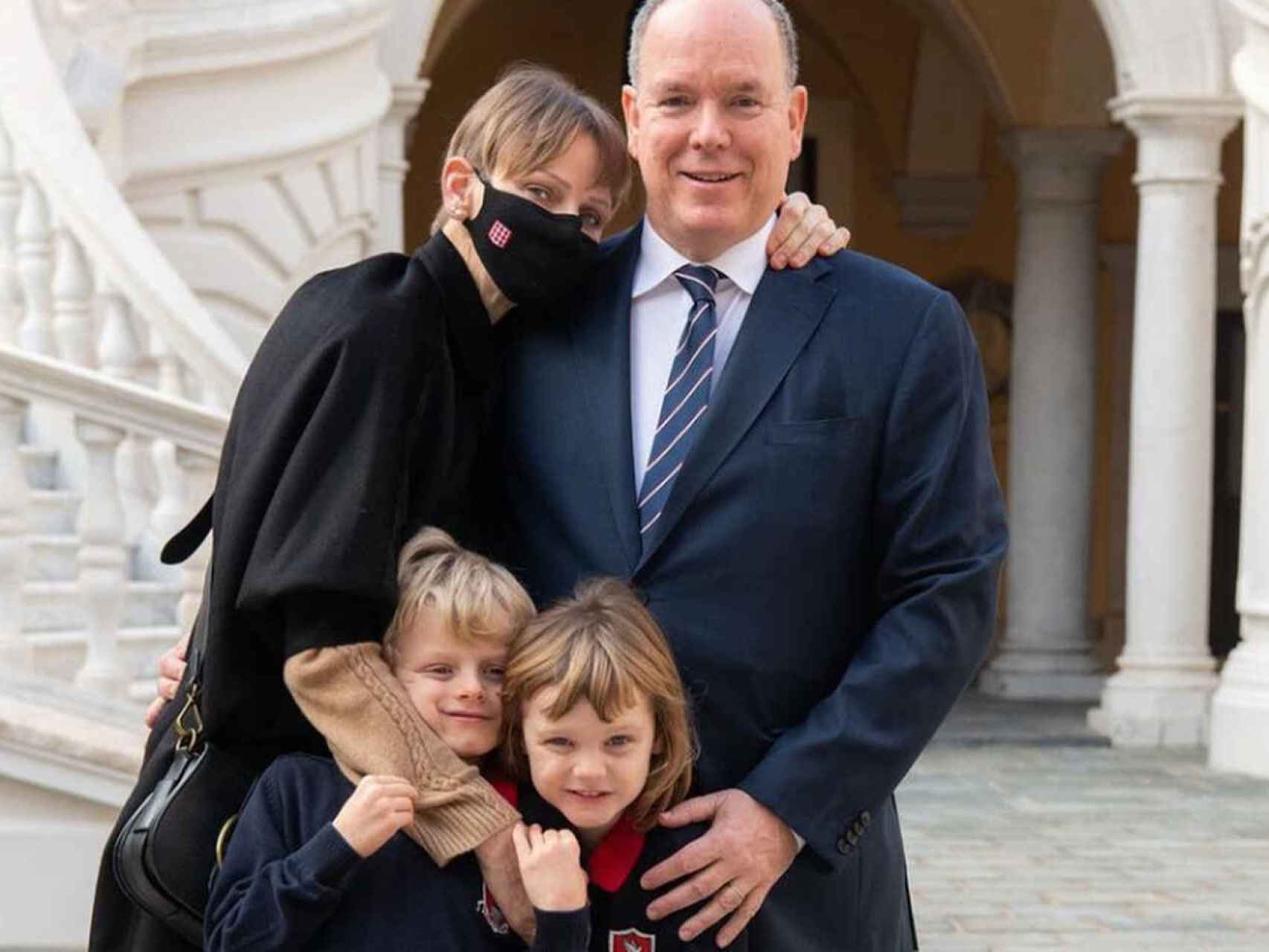 La princesa Charlène, junto a su marido y sus hijos, el día 8 de noviembre cuando regresó a Mónaco.