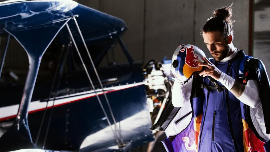 Sebastián 'Ardilla' Álvarez, antes de subirse al avión desde el que se tiró al volcán.