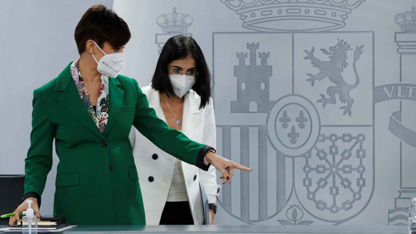 La ministra de Sanidad, Carolina Darias, y la ministra portavoz, Isabel Rodríguez.