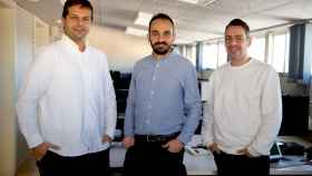 De izquierda a derecha: Nacho Ormeño, CEO de Startupxplore; Juan Carlos Milena, cofundador y CEO de Climbspot, y Eduardo Bernabé, cofundador y director de IT de la incubadora.