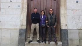 Blanca Moreno Mitjana junto a su hijo y a su sobrino, en la puerta del palacete que será convertido en hotel.