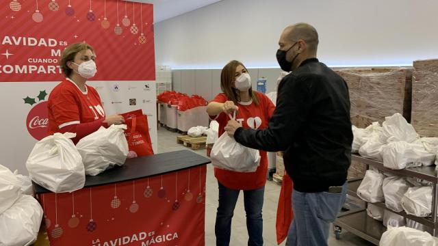 Coca-Cola y la Cocina Económica reparten 1.350 comidas esta Navidad en A Coruña