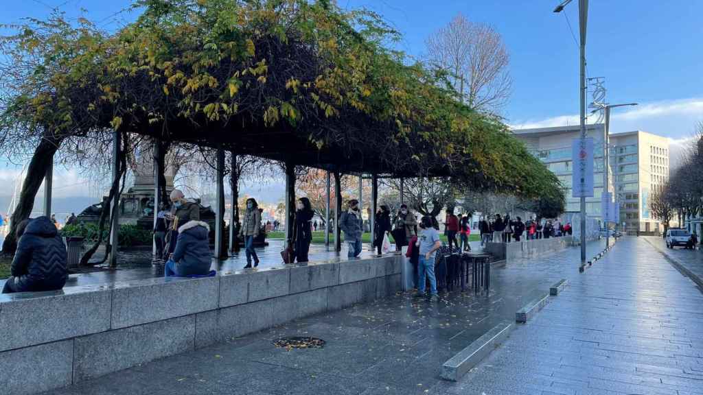 Cola en el Náutico de Vigo para la realización de una PCR sin cita.