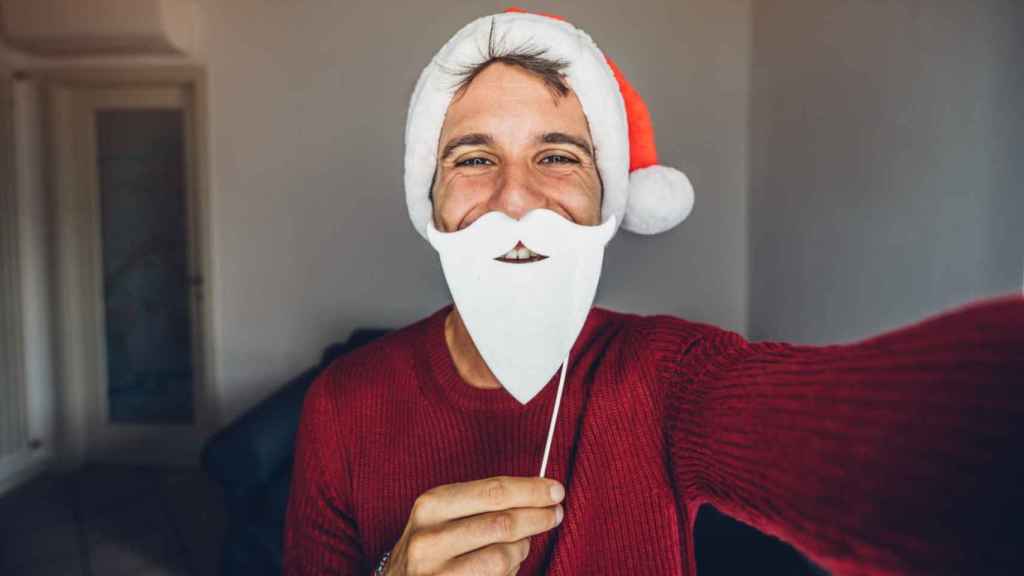 Un hombre sacándose un selfie en una imagen de archivo.