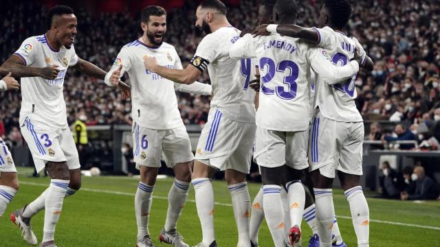 Los jugadores del Real Madrid celebran un gol en San Mamés.