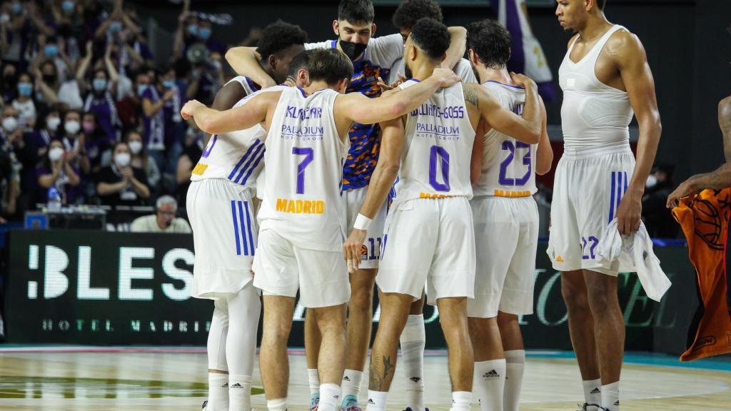 La piña de los jugadores del Real Madrid tras la victoria ante el CSKA en Euroliga.