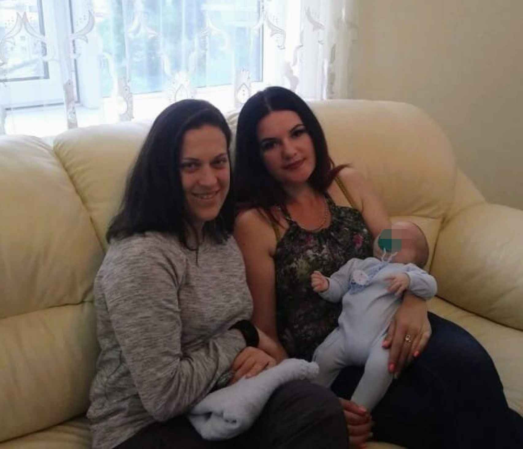 La española Llanit; Tatiana, la gestante ucraniana, y el bebé Ares, en Kiev.