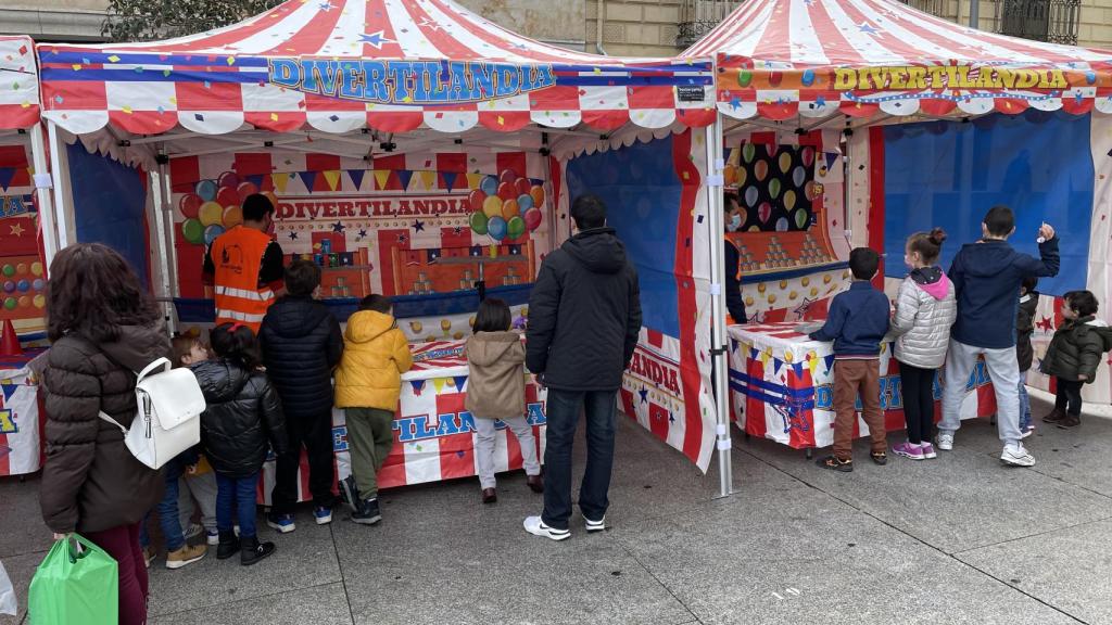 Tren de Vías y caseta de Ferias en la plaza Mayor